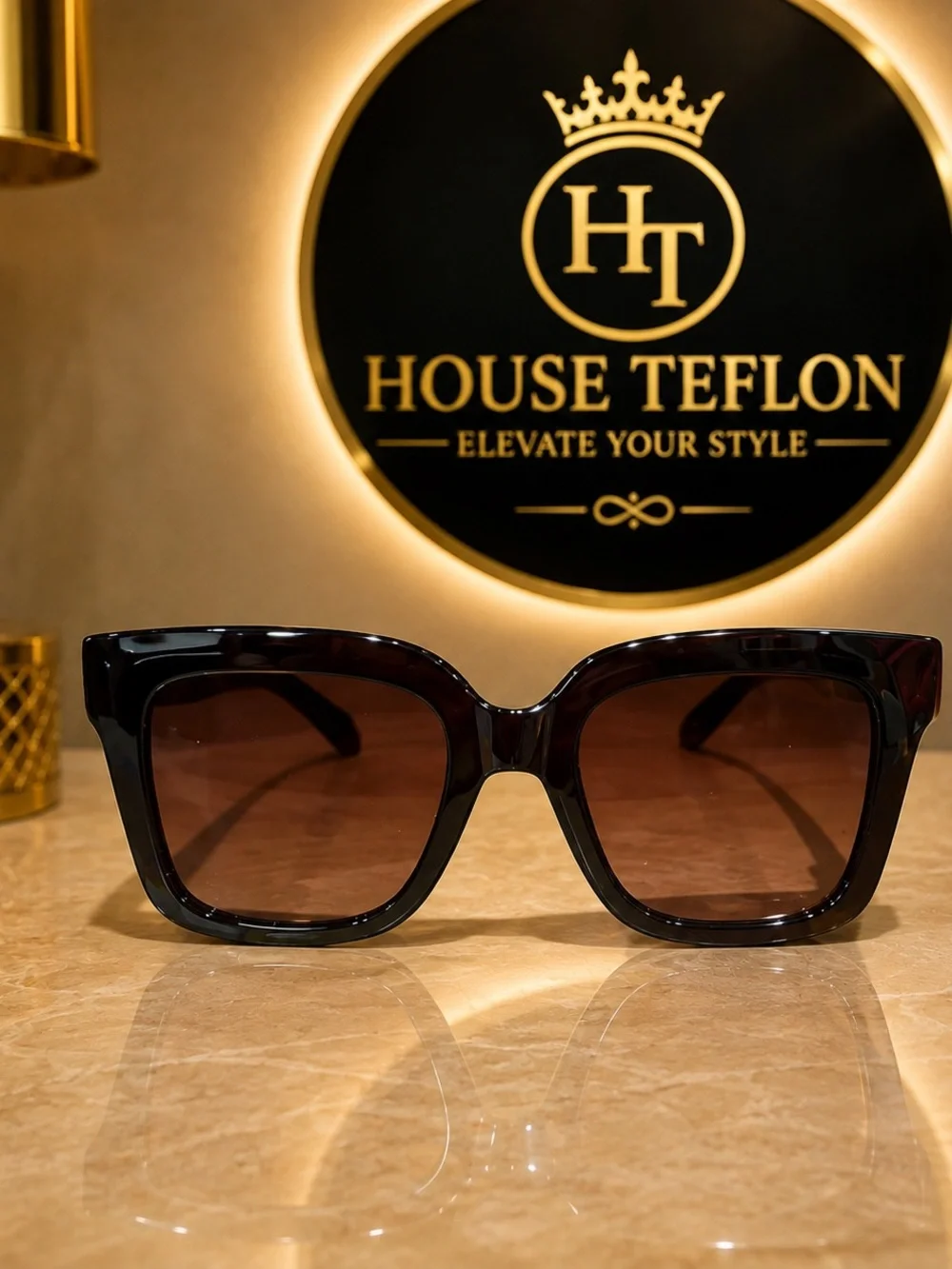 QUAY Oversized Square Sunglasses Black/Brown Gradient Lens.  Size: 52-21-145